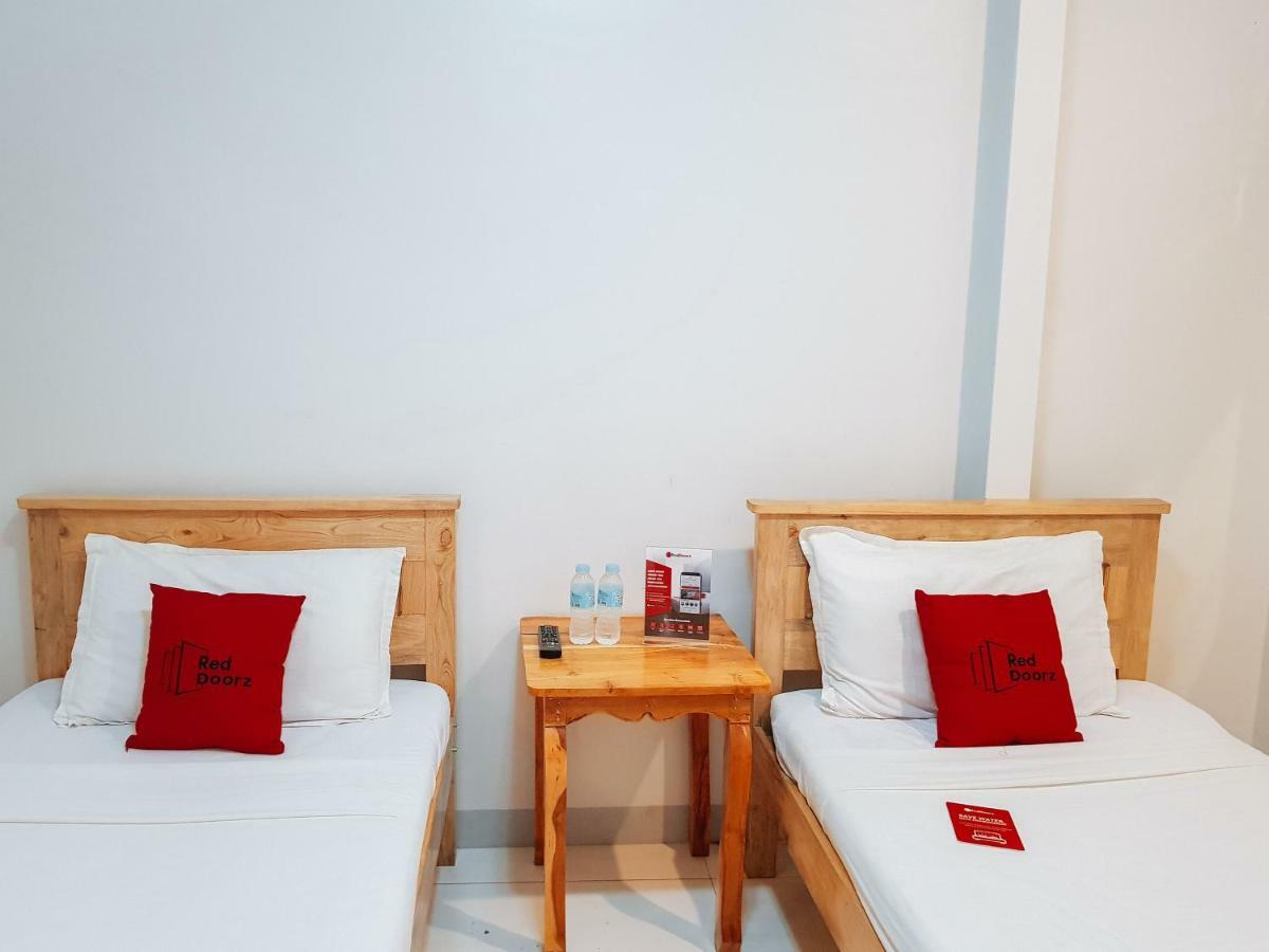 Reddoorz Near Ramiro Community Hospital Hotel Totolan Exterior photo